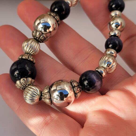 Vintage black and silver stretch bracelet with ribbed and smooth beads - Picture 3 of 10